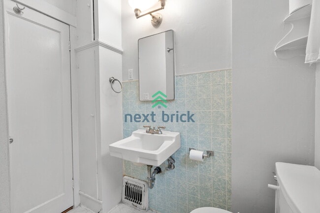 Building Photo - A beautiful 3 bed and 1 bathroom house for rent