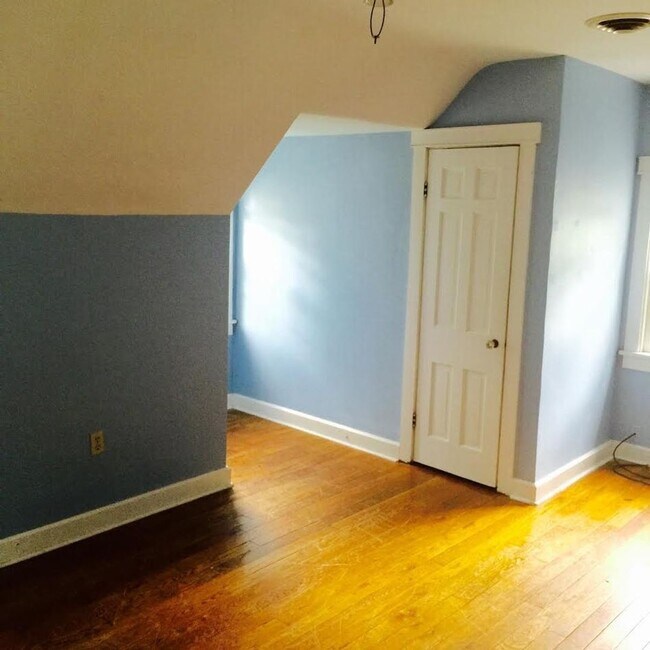 Building Photo - Beautiful 3 BR Home Near Bryan Park