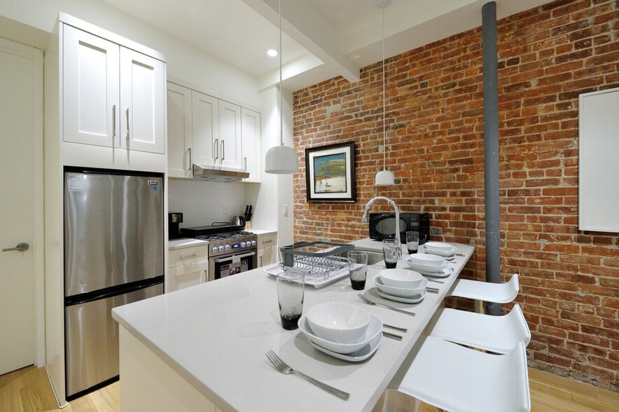 Building Photo - 353 W 48th St