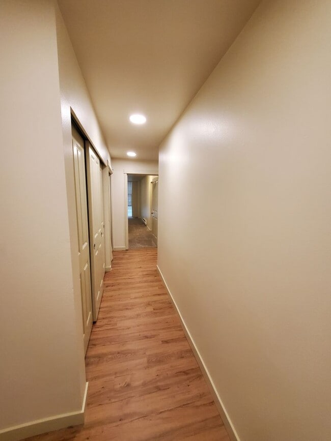 Building Photo - Downtown Bellevue 2 bed, 2 bath with Updat...