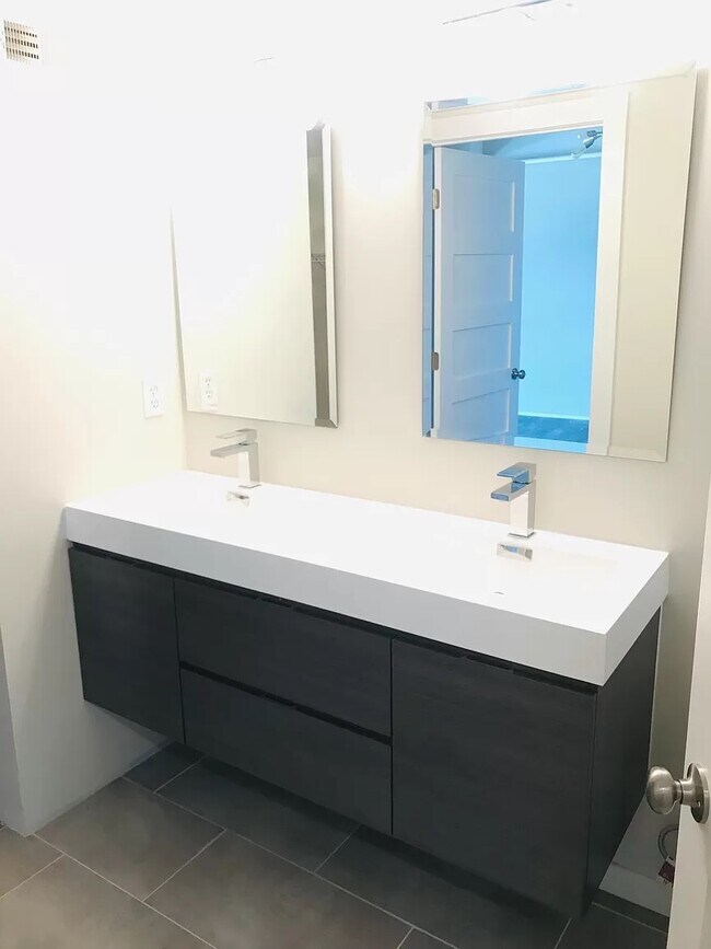 Main bathroom 02 - 367 Auden Ave