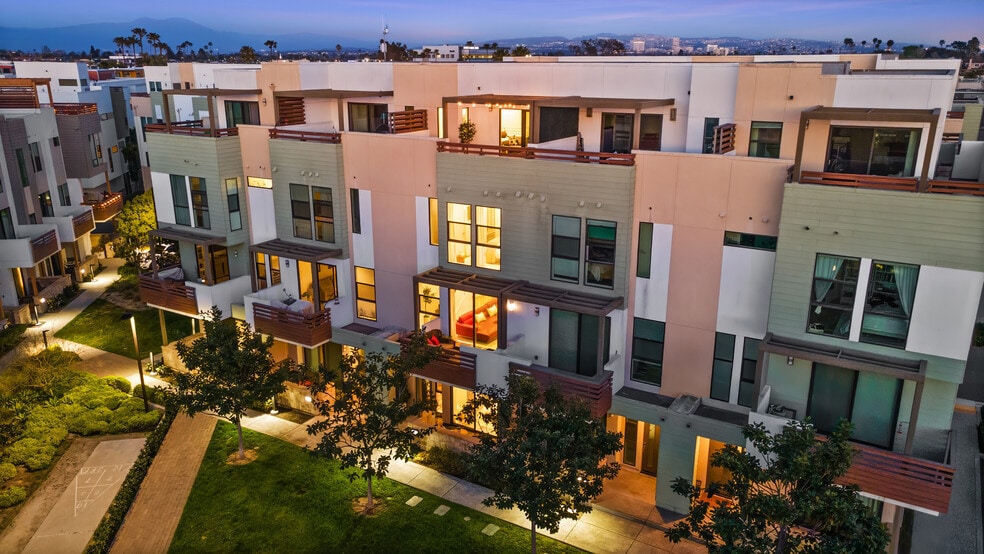 Building Photo - 1651 Topanga