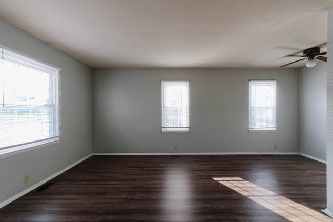 Building Photo - PRELEASING for AUGUST! Close to Campus