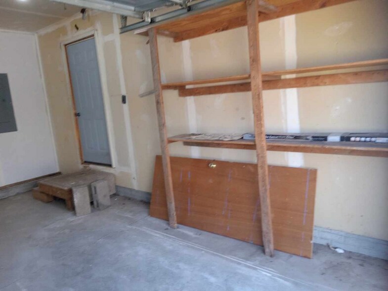 Building Photo - 6067 Shadowbrook Dr