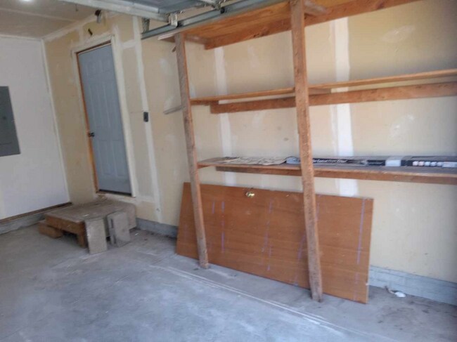 Building Photo - 6067 Shadowbrook Dr