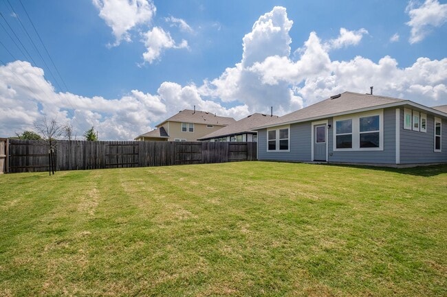 Building Photo - Thriving 3 Bedroom, 2 Bath Home in San Mar...