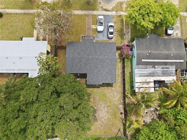 Building Photo - 1425 NW 10th Pl