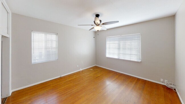 Building Photo - 8BD/4BA on Rockford! Great Yard!