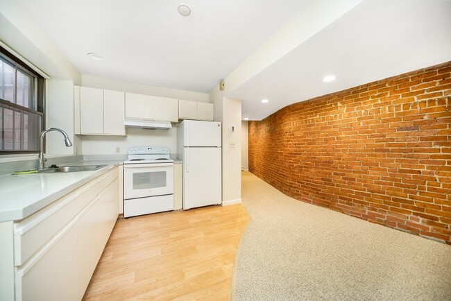 Building Photo - 26 Beacon St