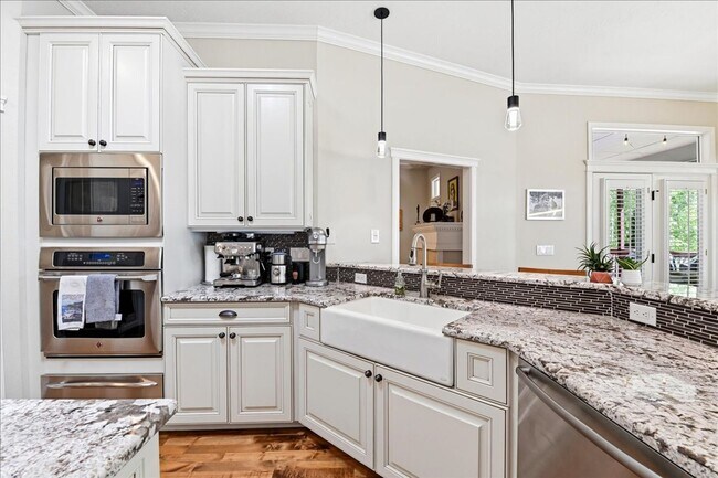 Building Photo - Luxury Living in Southeast Boise, 3-Car Garage, Hot Tub & Flexible Bonus Loft & Private/Secure Wo...