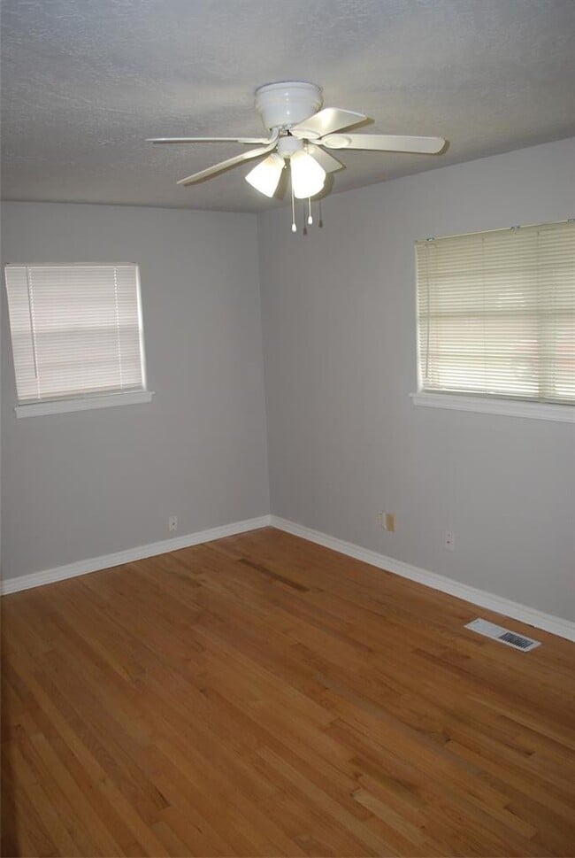 Building Photo - 1701 Parkview Terrace