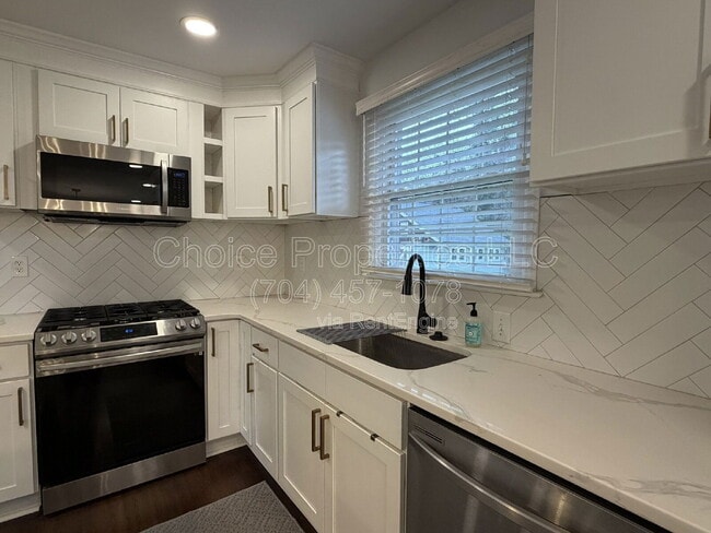 Building Photo - 5044 Baylor Dr