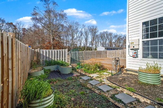 Building Photo - Move-in Special: $100 off of the first month's rent Spacious End-Unit 4 Bedroom Townhome for Rent...