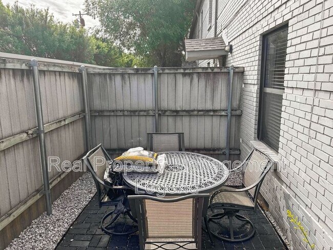 Building Photo - 4944 N Hall St