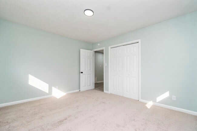 Building Photo - 152 Mann Dr