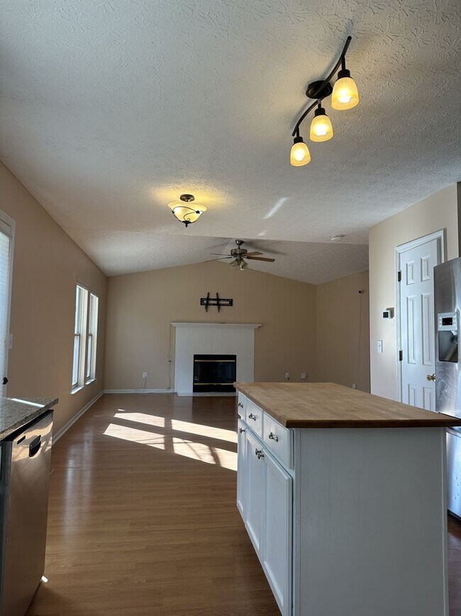 Building Photo - Welcome to this stunning 3 bed/3 bath sing...