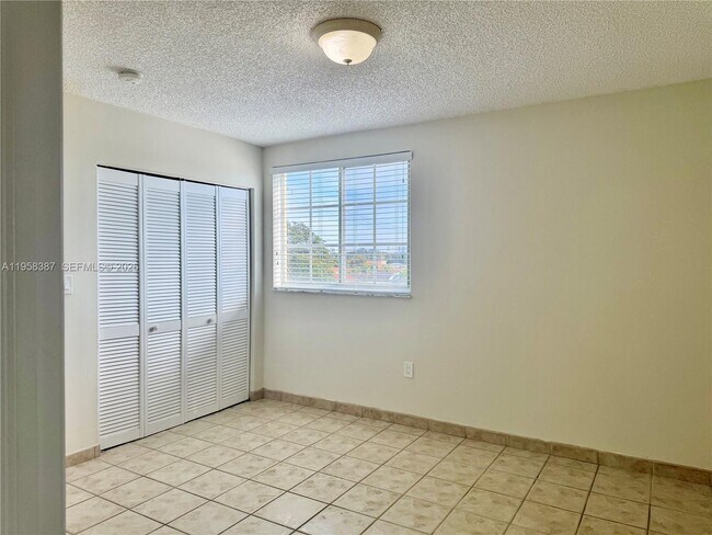 Building Photo - 601 SW 37th Ave