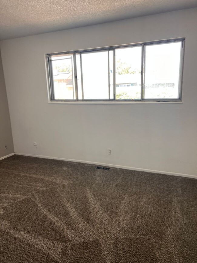 Building Photo - Look & Lease  $500.00 off 1st Month Rent !...