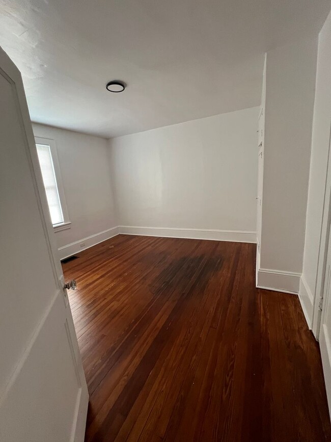 Building Photo - 3 bedroom, 1 bath house