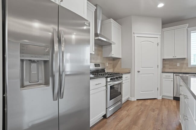 Building Photo - NEWER - BEAUTIFUL 3BD/2.5BA HOME + OFFICE or 4TH BEDROOM