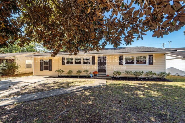 Primary Photo - 1233 Hawthorne Cir