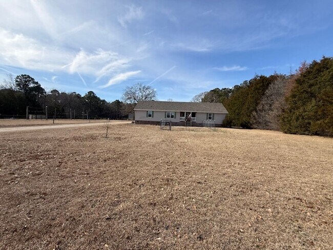 Building Photo - Room to Roam