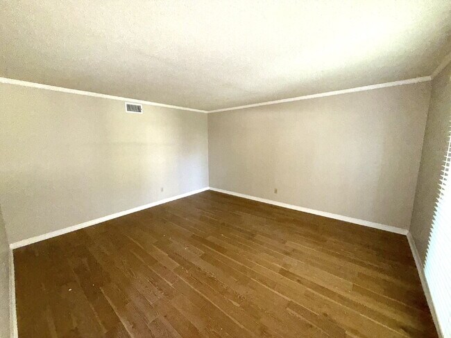 Building Photo - Beautiful 2400 square foot, 4 bedroom, 2.5 bath home in West Mobile.