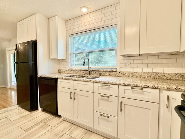 Building Photo - Your DeLand Escape: 4 Bedrooms + Pool at G...