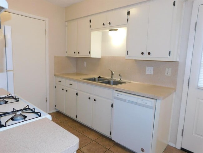 Building Photo - 806 Country Aire Dr