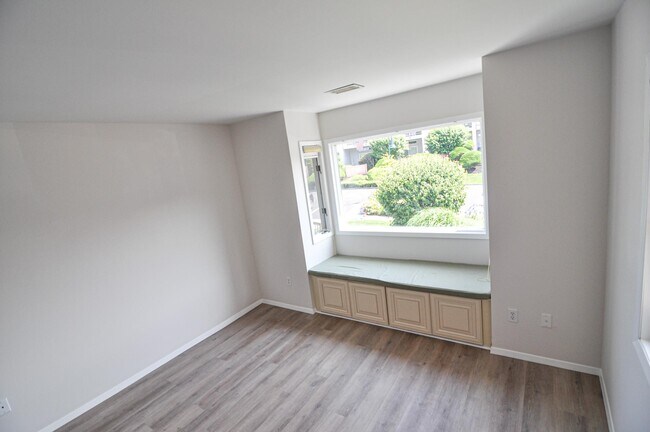 Building Photo - 806 Bluffs Dr N