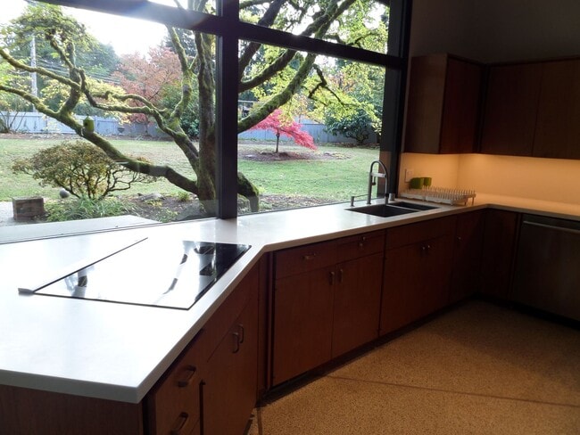 Building Photo - Incredible 3-Bedroom Mid-Century Stunner on Mercer Island! Huge Yard and Central A/C!!