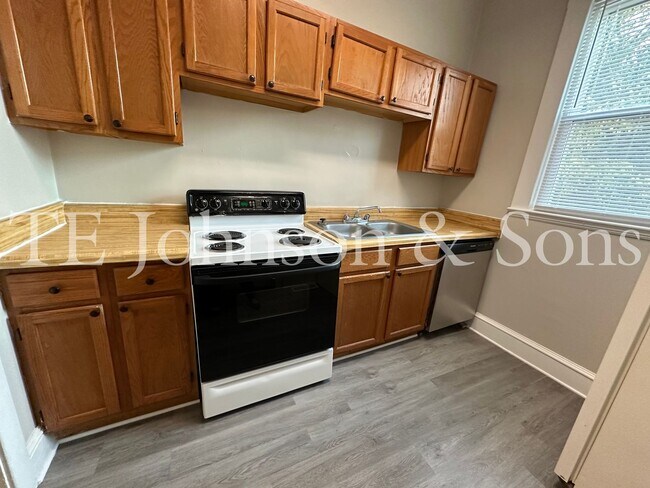 Building Photo - Downtown and West End Location