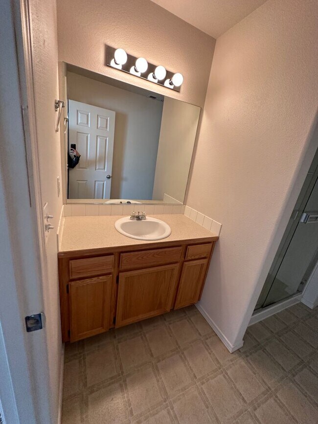 Building Photo - Spacious 2 bed/2.5 bath with bonus room townhome off Road 68