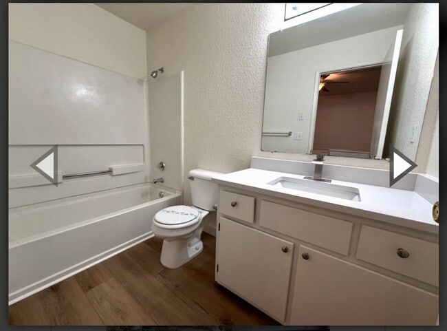 Building Photo - MOVE IN SPECIAL!  Beautifully Remodeled, Easy Living Townhome. Location, Location!