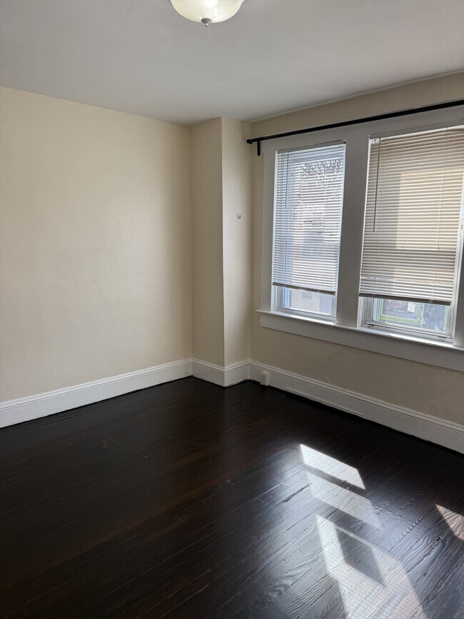 Building Photo - 834 Chambers St