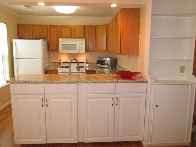 Building Photo - Gorgeous 2 Bedroom Condo in Timberbrook!
