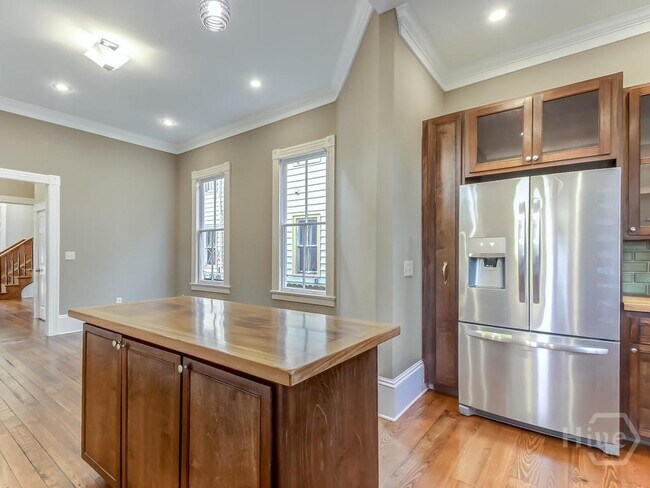 Building Photo - 208 W 35th St