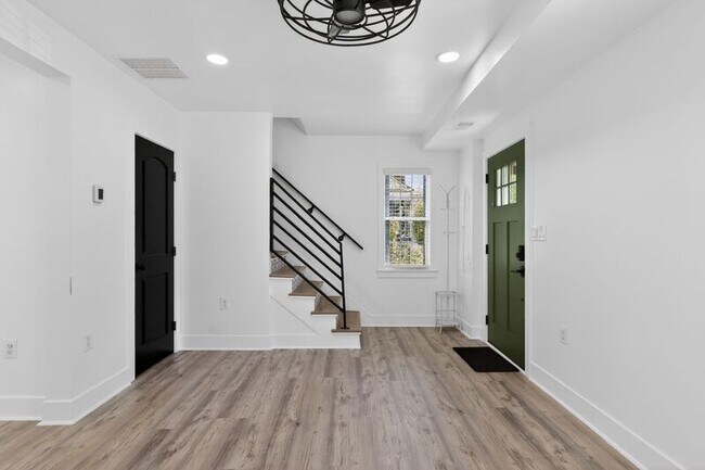 Building Photo - 2112 34th St SE