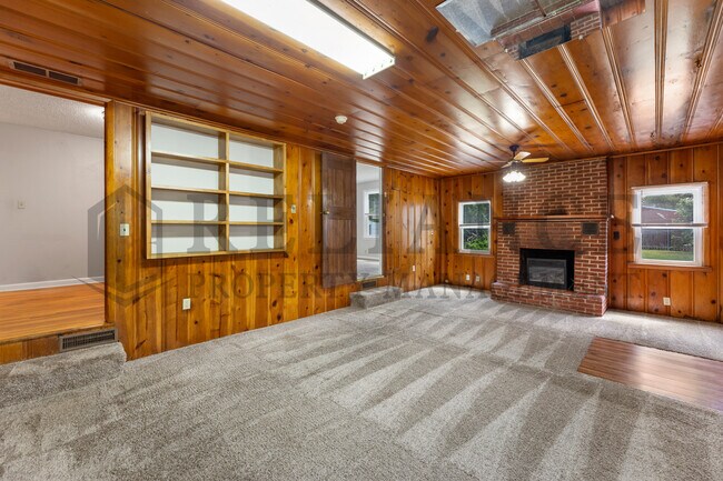 Building Photo - 1112 S Martinson Ave