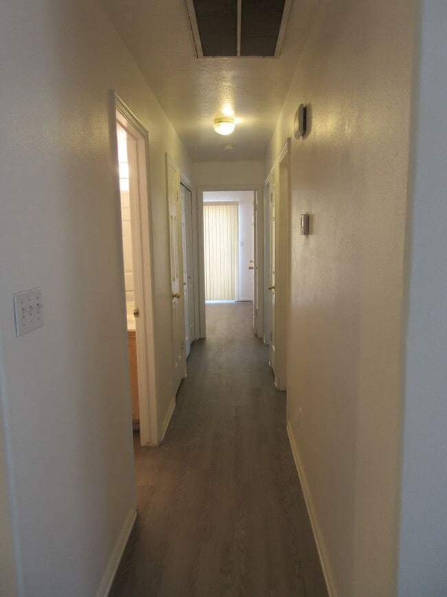 Building Photo - **Move-In Bonus!** 3 bed, 2 bath Twin Home
