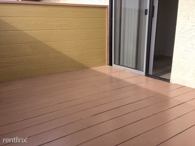 Building Photo - 14640 Burbank Blvd