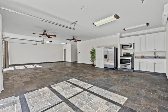 Building Photo - 2727 E Bayshore Dr
