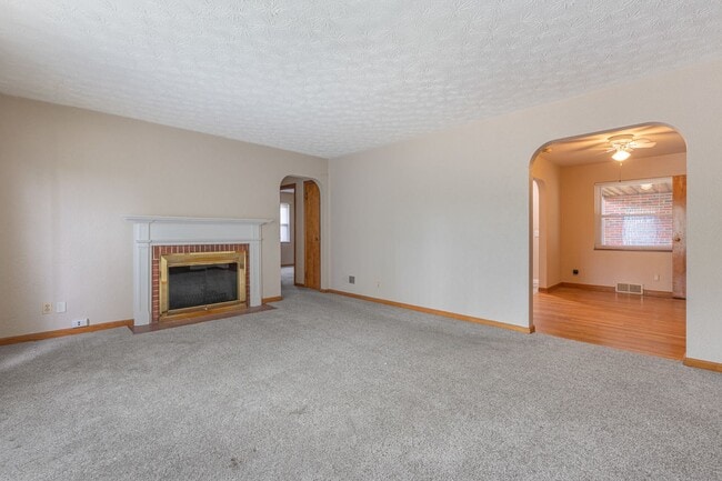 Building Photo - 1822 W Schantz Ave