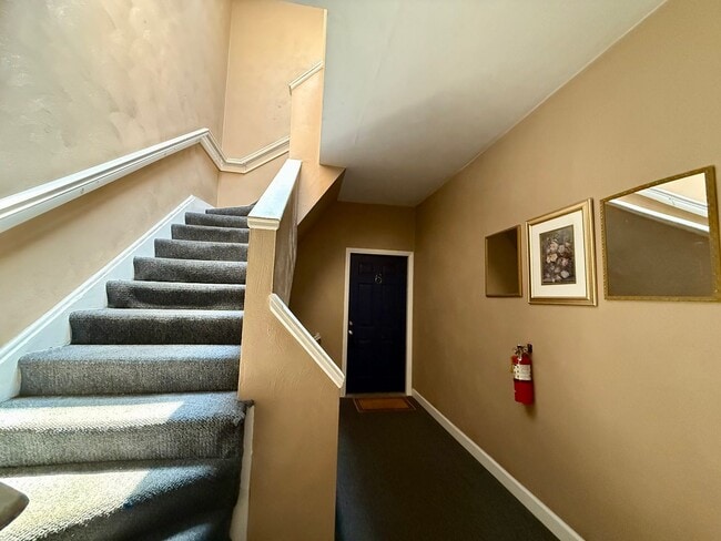 Building Photo - Charming 2-bedroom, 1-bath condo in the heart of Ghent