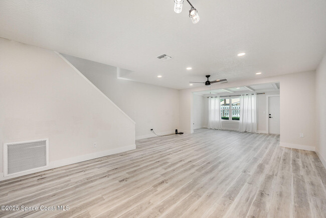 Building Photo - 290 Paradise Blvd
