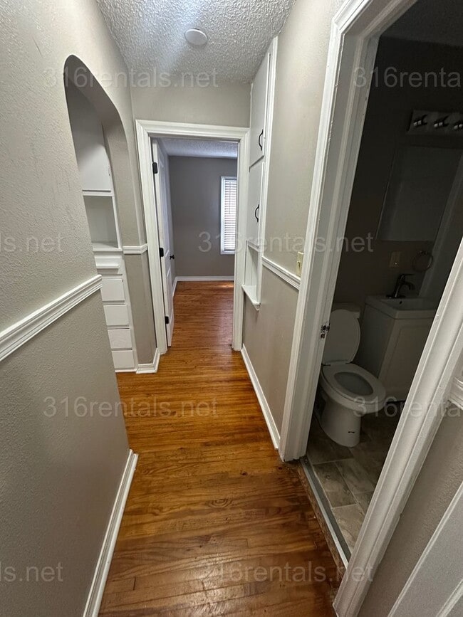 Building Photo - $1150- 3 bed 1 bath - Single Family Home