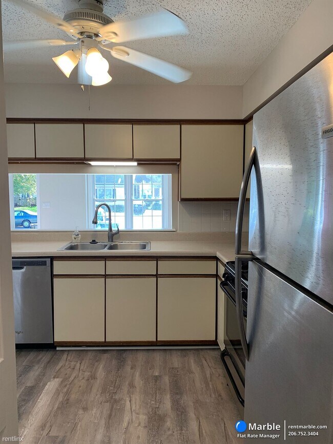 Building Photo - 3 br, 1 bath Townhome - 1426 Dighton Ct