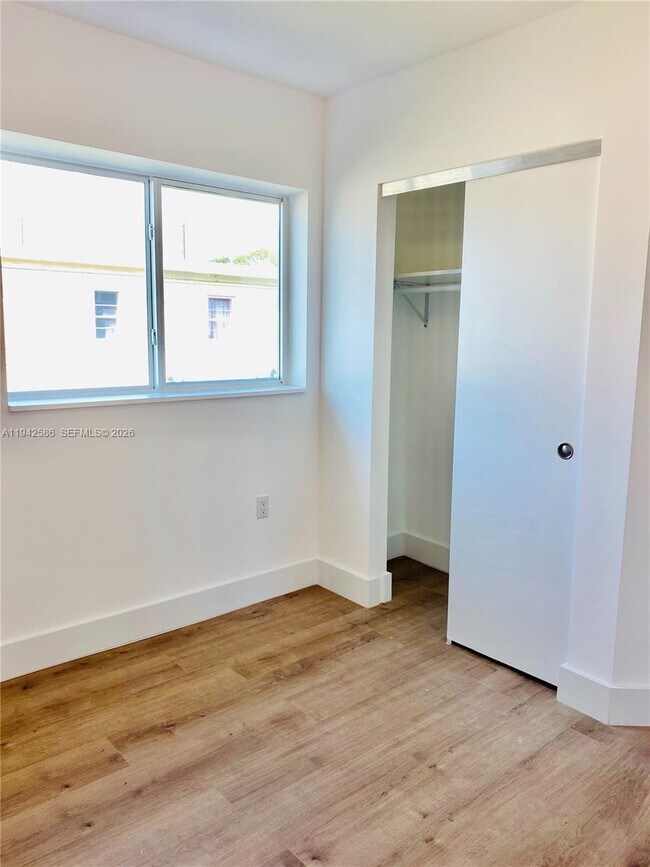 Building Photo - 1560 NW 1st Ct