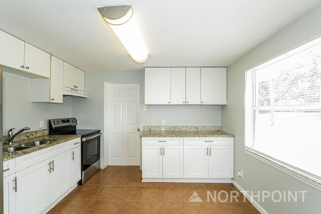 Building Photo - 3-Bedroom, 1 Bath Single Family for Rent in Tampa, FL | Fenced Backyard & Modern Kitchen