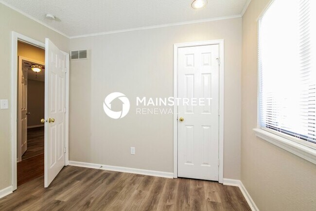 Building Photo - 4 Bedroom Pet-Friendly Home in GRANDVIEW, MO with Main Street Renewal